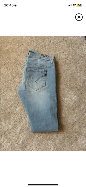 Dondup george - Hej! Säljer dessa  jeans i storlek W32  . De är varsamt använda och i mycket fint skick, 9/10.  Orginal slitningar från butik!! Nypris var  4000kr säljs för 699kr . Hör gärna av dig vid minsta fråga eller om du vill ha fler bilder! 🙌 