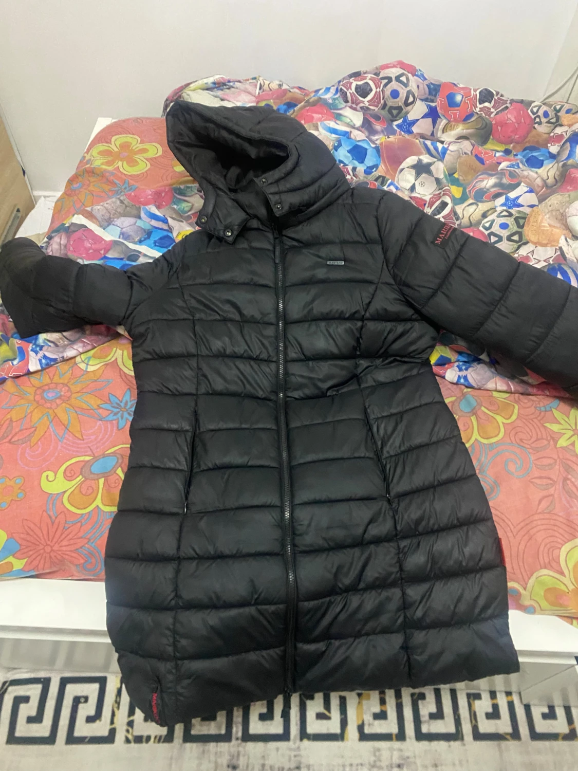 Svart lång dunjacka med huva