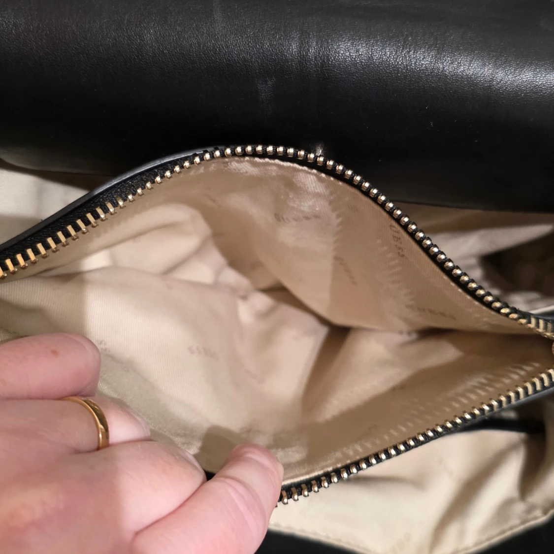 Svart handväska från Guess - 3