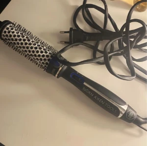 Björn axén  - Värmeborste från Björn Axén, perfekt för att skapa volym och blow outs. Har användt den 2-3 gånger annars har den bara suttit i lådan💗minsta storleken (33mm)