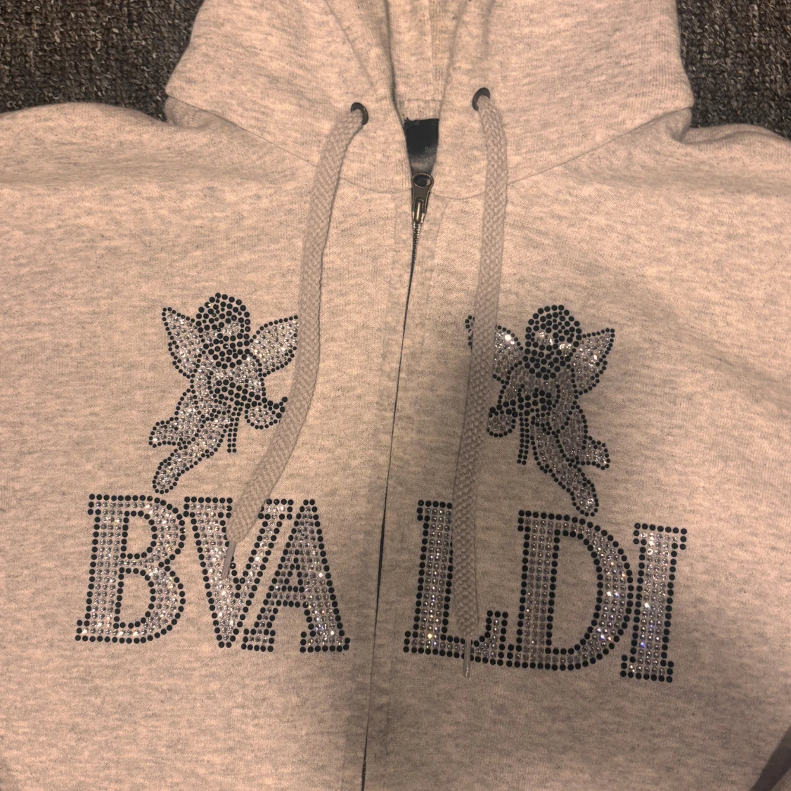 Grå BVALDI hoodie med strass - 1