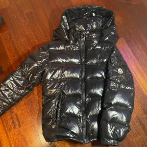 Jacka  -  Tja, säljer min jacka som jag inte använder längre storlek M fast passar en person som är 160-170 Ett litet hål, men syns inte