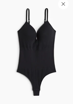 H&M body - Snygg body från H&M, säljer pågrund av att den inte kommit till användning och är för stor💕   Helt oanvänd med prislappen kvar                      Pris kan diskuteras 