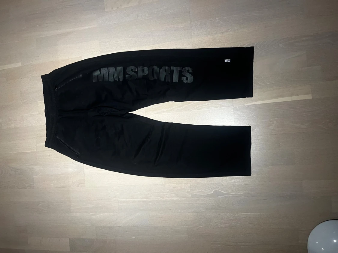 Svarta mjukisbyxor MM Sports