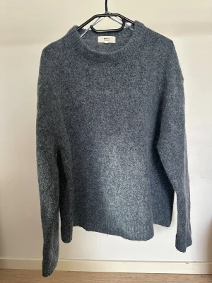 Blå stickad tröja Gina Tricot  - Blå stickad tröja från Gina Tricot i storlek M. Tröjan har en rund halsringning, långärmade ärmar och är tillverkad i en mjuk ullblandning   Obs: Alla plagg säljs endast fram till 28/12