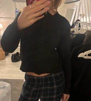 Kofta - Väldigt fin kofta, storlek S, sitter som XS (lite magtröja) väldigt snygg 😍