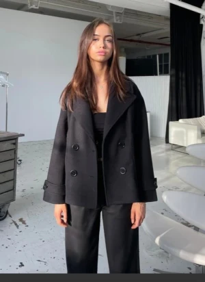 Svart kappa  - Säljer en jättefin svart kappa från designbysi