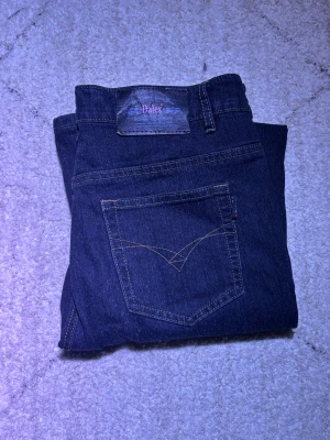 Dalex Jeans - Säljer dessa fina jeansen från Dalex i mörkblått för bara 199. Byxorna har en snygg, unik färg och sitter slim/streight. Dem är i väldigt fint skick och finns inte mycket tecken på användning.  Dem är redo att hitta ett nytt hem! Fråga gärna om ni vill ha fler bilder eller mer information
