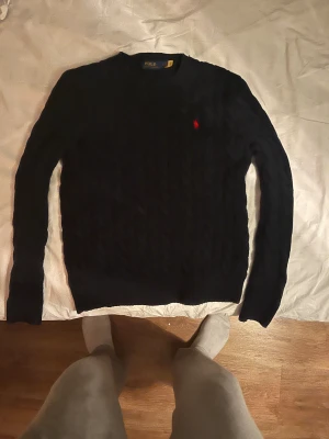 Svart stickad tröja från Polo Ralph Lauren - Svart stickad tröja från Polo Ralph. Nypris runt 1400. Väldigt bra skick och använts ett fåtal gånger. 