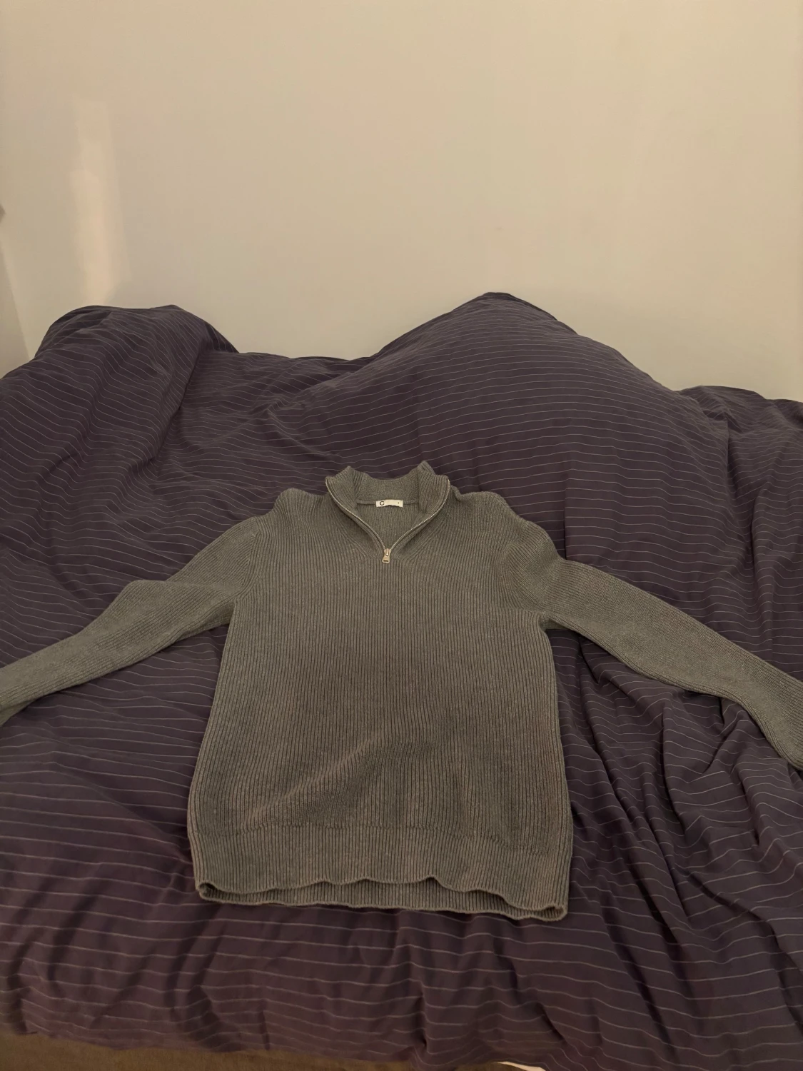 Grå ribbad stickad tröja med half zip - 1