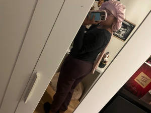 Mörklila mjukisbyxor med CHAOTIC print - Säljer ett par mörklila mjukisbyxor med elastisk midja och muddar vid bensluten. På framsidan finns ett stort CHAOTIC-tryck i strass som ger extra attityd. Sköna och loose fit, perfekta för chill eller häng. Materialet är mjukt bomullstyg. Säljs för dom har blivit för korta på mig. Storlek S från new yorker. Har inga fläckar.