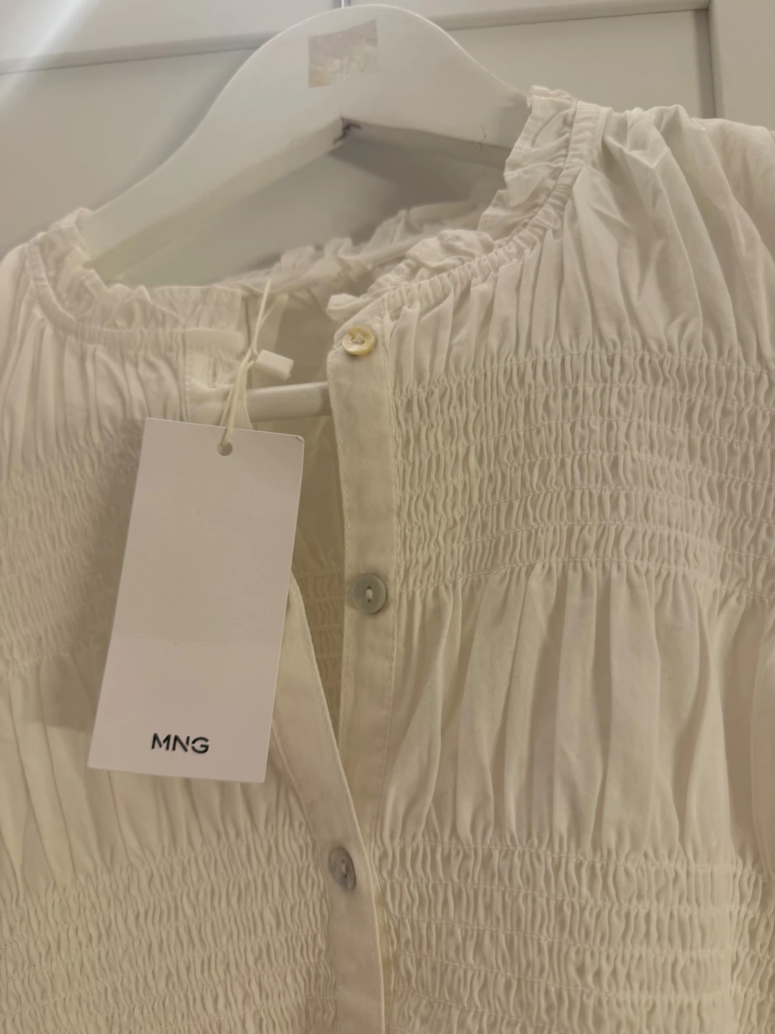 Vit smockad blus från MNG - 1