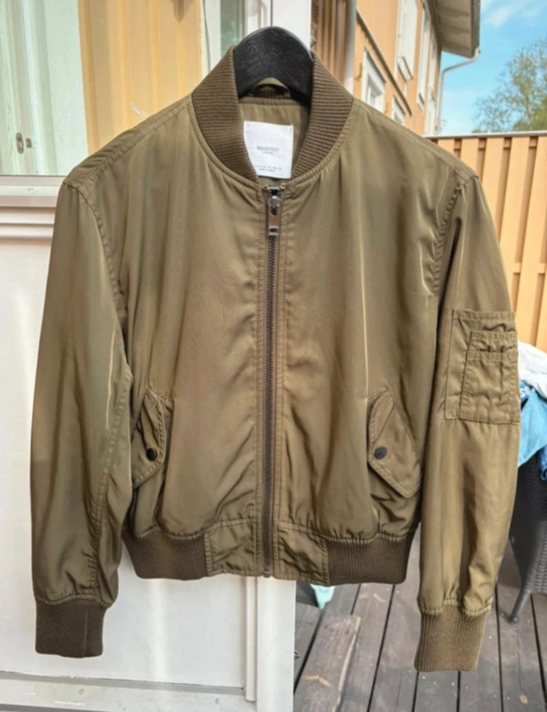 Khakigrön bomberjacka från Mango