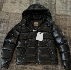 Maya Jacka Helt Ny Med Tags - Helt ny oanvänd maya jacka med tagsen på. Fraktas samma dag vid köp Fick den som present men den kom aldrig till anvädning. NFC tag fungerar som den ska. Materialet på jackan är perfekt inför vintern.