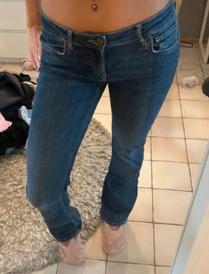 Blå bootcut jeans från Zara - Säljer dessa snygga Zara jeans då dem inte kommer till användning längre❤️