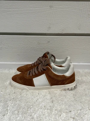 Valentino Flycrews - Valentino flycrews | Tillverkas inte längre, väldigt populära och eftertraktade skor | Skick - 9,5/10 | Inga defekter och är nästan helt nya | Storlek - 40 passar 41 | Inget og medföljer | nypris - 7000kr+ | Hör av er vid frågor eller funderingar