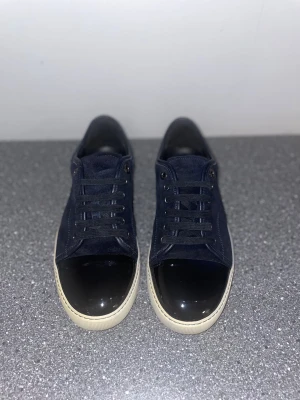 Lanvin Cap Toe  - Säljer dessa sjukt snygga navy lanvin skorna i bra skick. Skorna är uk 6 men passar runt 41 - 42. Självklart är dem äkta. Fraktar inom 24 h 📦💨 skriv vid intresse eller övriga funderingar. 