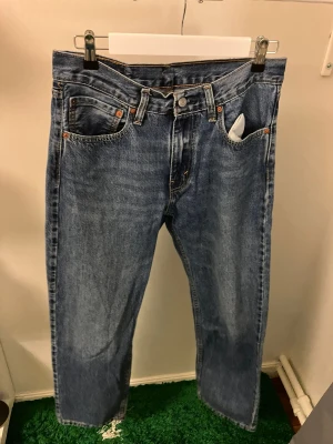 Levi's 555  - Säljer ett par Levi's 555 i storlek 31 x 30 I blå färg. De har en relaxed fit och de är redo för äventyr!