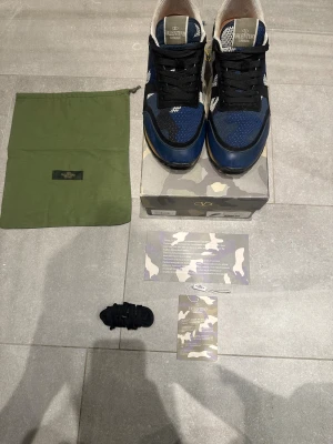 Valentino Garavani Rockrunner  - Blåa Valentino Rockrunners i storlek 44 men passar storlek 43. Använda några gånger. Skick 8,5/10. Det kommer med box, 2 papper från Valentino, extra snören och dustbag. Ställ frågor vid funderingar! Priset är inte hugget i sten🚨