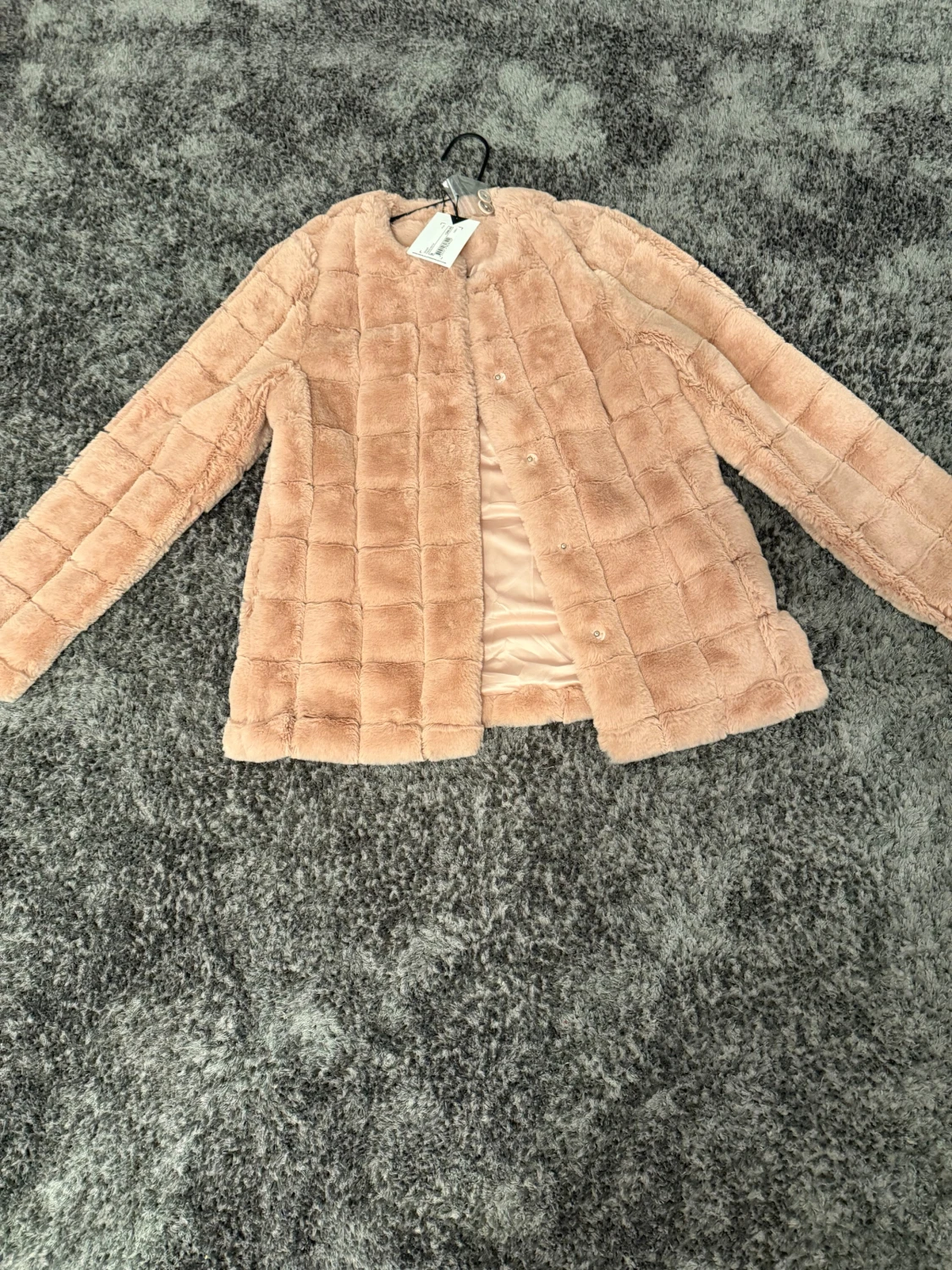 Ljusrosa pälsjacka från Visual Clothing Project