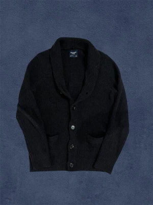 Abercrombie Cardigan - Riktigt schysst cardigan från Abercombie. Den är i ett väldigt bra skick, inga deffekter. Storlek S, mått finns på bilderna, modellen är 176, 59kg. Skriv vid frågor