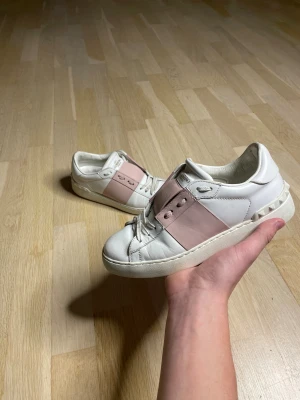 Valentino Garavani sneakers i rosa och vitt - Snygga Valentino Garavani sneakers i storlek 36,5 men passar större! Nypris cirka 7000kr. Vårt pris: 1349kr. Ifall du har några frågor, är det bara att skriva till oss mvh Partille closet
