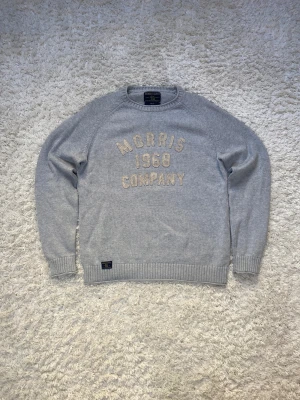 Grå Morris tröja  - Skick 8/10, Inga tydliga defekter. Storlek S vilket passar 168-176cm. Gåva ingår vid köp!