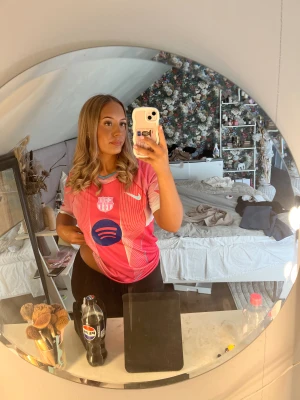 Rosa FC Barcelona fotbollströja  - Säljer en rosa FC Barcelona fotbollströja från Nike. Super snygg💓