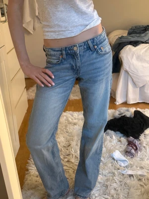 low waist straight jeans  - såååå fina längd 32