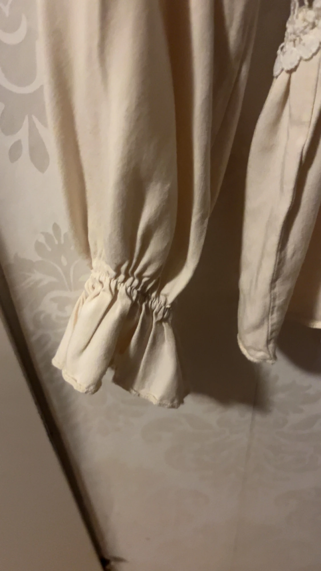 Beige blus med spets och volang - 3