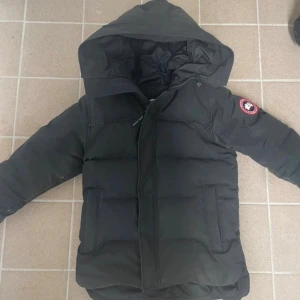 Canada goose macmillan - Nästan helt ny använd i typ en månad bara. Har köpt en annan jacka så använder den inte längre. Den har små skador.