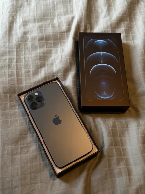 Iphone 12 Pro - Säljer min iPhone 12 Pro i mycket bra skick! Telefonen fungerar perfekt och är inte operatörslåst. Skärmen har en pytteliten spricka i övre hörnet, men den är knappt synlig och påverkar inte användningen.