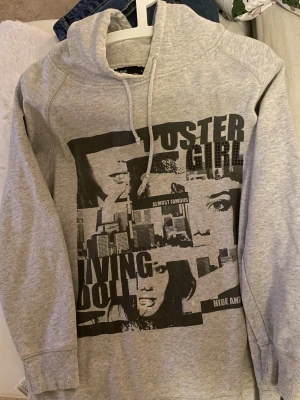 Grå hoodie med tryck från Cubus - Säljer en snygg grå hoodie från Cubus i storlek L men skulle säga att den är mer en M/S med coolt svart tryck och text på framsidan.