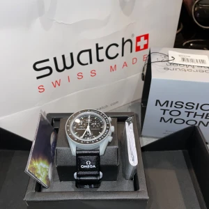 Omega x Swatch Speedmaster MoonSwatch - Säljer en Omega x Swatch Speedmaster MoonSwatch 'Mission to the Moon'. (Den är äkta) Pris kan diskuteras vid snabb affär!