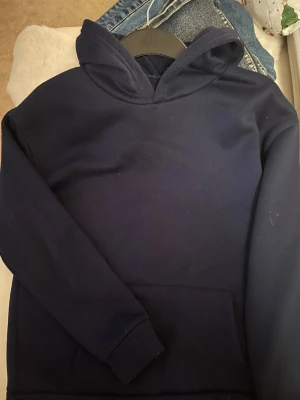 Mörkblå hoodie från SHEIN - Mörkblå hoddie från shein, nopprig lite här(se bild 2)  och där men går kanske att få bort med rakhyvel eller noppmaskin