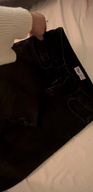 Svarta jeans från Zara - Svarta jeans från zara knappt använda 38