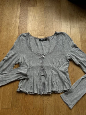 Långärmad spets topp - Superfin långärmad topp från Gina tricot som är sparsamt använd i fint skick! 🖤