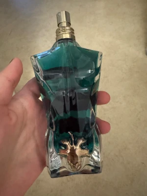 Jean Paul Gaultier Le Beau  - Säljer Jean Paul Gaultier Le Beau 125 ml Eau de Toilette parfym. Den är helt ny och helt oanvänd. Hör av dig vid intresse 
