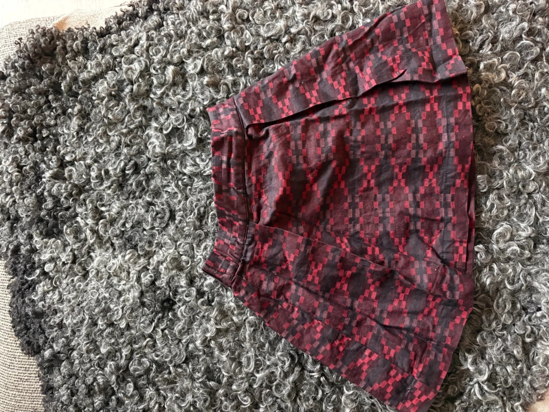 Röd rutig med svarta detaljer kortkjol från LIVLY - 1