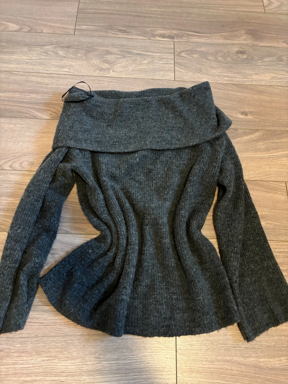 Mörkgrå stickad offshoulder tröja H&M - 1