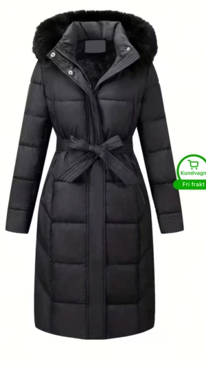 Svart lång pufferjacka med päls - Snygg svart pufferjacka med huva och fluffig pälsdetalj. Jackan är lång, har bälte i midjan och quiltad design som ger extra värme. Perfekt för kalla dagar och har en stilren look med dragkedja och knappar framtill. Storlek M men passar S  Skriv för fler bilder 