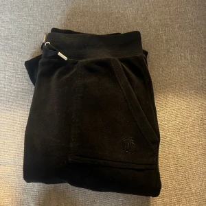 Svarta mjukisbyxor Juicy Couture XS - Svarta mjukisbyxor från Juicy Couture i storlek XS. silverfärgade knappar bak 