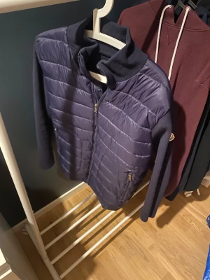 Mörkblå Moncler cardigan  - Mörkblå Cardigan från moncler står storlek Xl men sitter mer som en storlek L priset kan diskuteras 