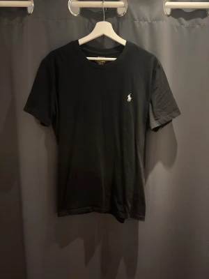 Ralph Lauren T shirt - Ralph Lauren T shirt. Storlek M. Skick 9/10. Nypris 1200, mitt pris 229. Hör av dig vid frågor o funderingar!