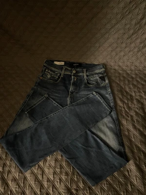 Säljer blå Replay ANBASS jeans  - Säljer blå replay ANBASS i st W28 L32. Lägg prisförslag. De är i mycket bra skick och har inte använts så mycket. Kan gå ner i pris vid snabb affär✅ MVH Isak🤗