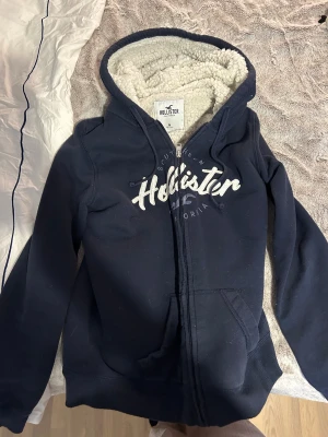 Hollister zip up fur hoodie - Dragkejdan är lite trög ibland men fungerar. Storlek M