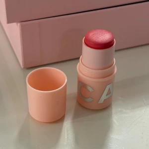 Blush stick - Blush stick i färgen sweet swirl. Från julkalendern 2024