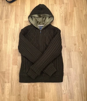 Stickad cardigan med päls - Riktig snygg stickad/fodrad cardigan med päls perfekt inför det kallare dagarna. Storlek M kan passa större. Inga defekter förekommer. För mer frågor eller funderingar är det bara att höra av sig!