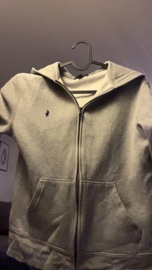 Grå zip hoodie från Ralph lauren - Säljer en jätte snygg och stilren zip hoodie från ralph lauren. Säljer då den inte riktigt passar mig men önska den gjorde. Har bara testat denna några fåtal gånger. Modellen i bilderna är 163 och väger ca 45