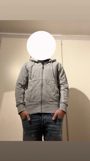 Hugo boss  - Säljer denna Nice Hugo boss koftan. Kom gärna med prisförslag 🤝